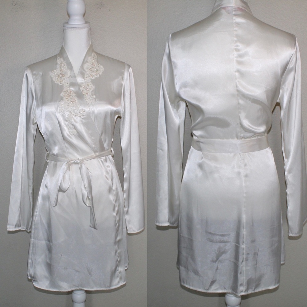 Pink Victoria Secret Vintage Y2k White Silky Embroidered Robe - Size Small